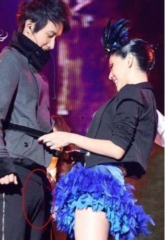 男明星裤裆隆起图片,时尚潮流还是健康警示？