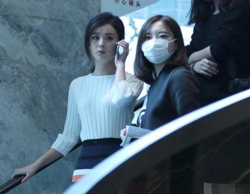 赵丽颖被扒裤子的视频,一场意外的裤子“走光”瞬间